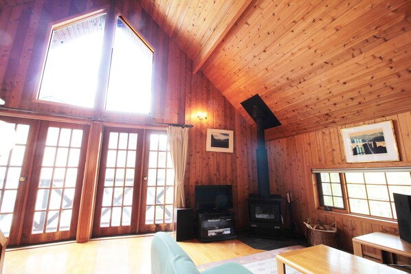 Individually decorated, individually furnished, desk, laptop workspace - Yamanaka-lake log house HS2 (Yamanakako)