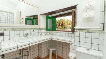 Badewanne, Haartrockner, Handtücher