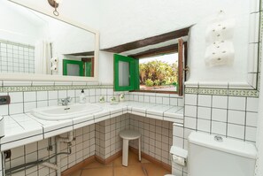 Badewanne, Haartrockner, Handtücher