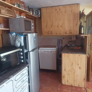 Jääkaappi, mikroaaltouuni, liesi, astianpesukone