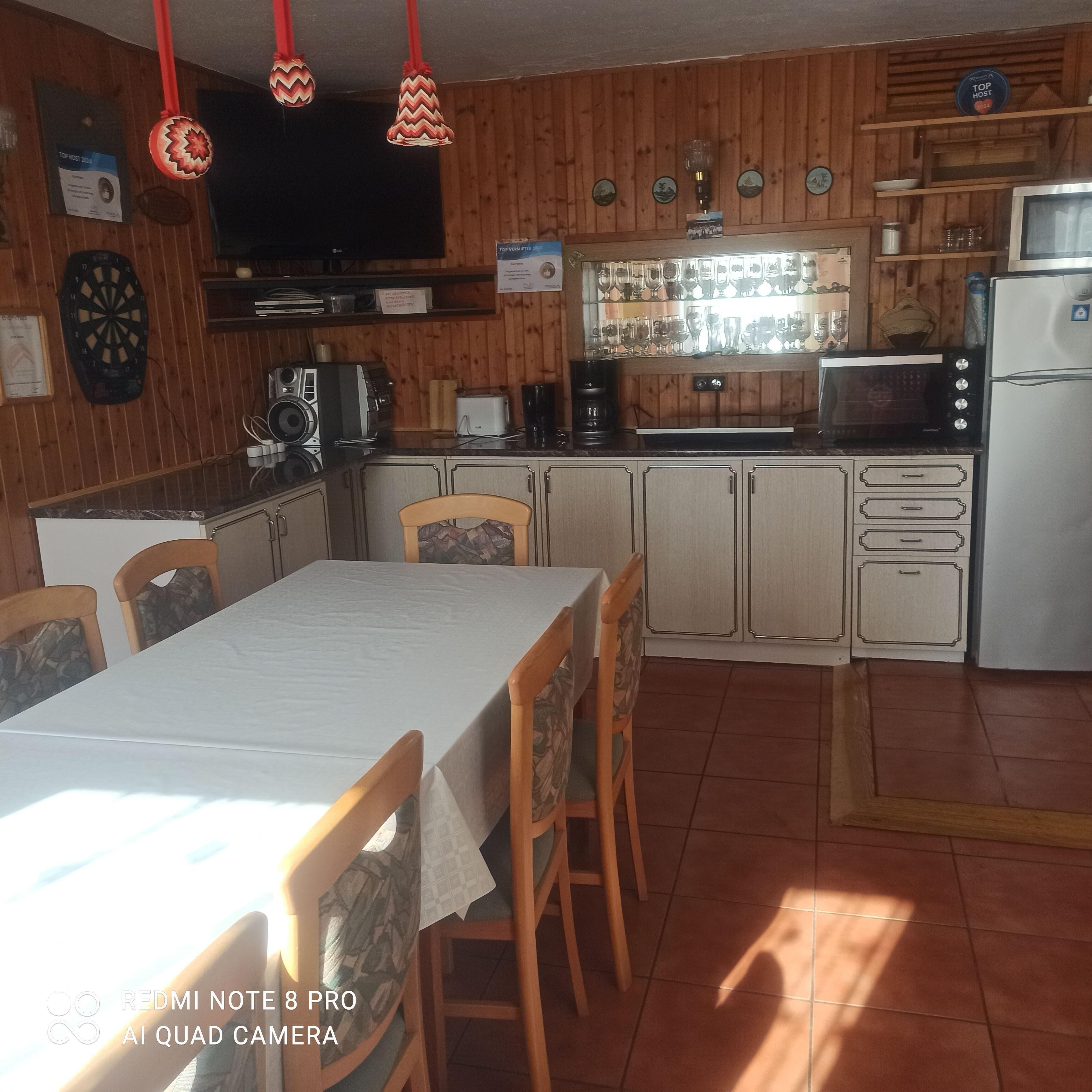 Jääkaappi, mikroaaltouuni, liesi, astianpesukone