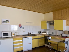 Réfrigérateur, micro-ondes, plaque de cuisson, lave-vaisselle