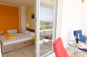4 bedrooms, iron/ironing board, free internet