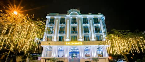 Vista frontal de la propiedad por la tarde o noche