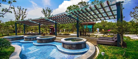 Outdoor spa tub