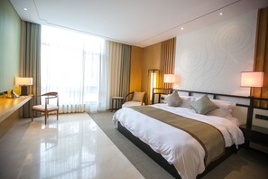 Deluxe Double Room | Minibar, in-room safe, desk, blackout drapes - Slender West Lake Hot Spring Resort (Yangzhou)