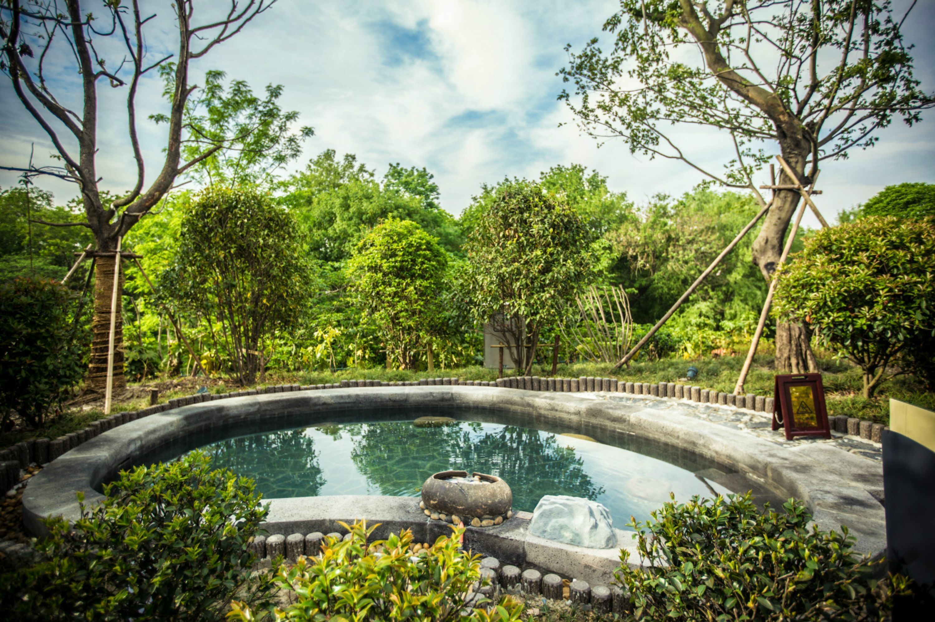 Outdoor spa tub