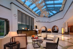 Coin salon dans le hall