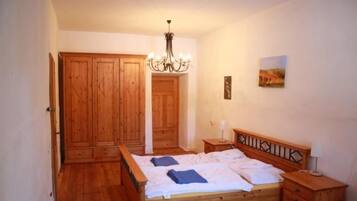 6 slaapkamers, een strijkplank/strijkijzer, wifi