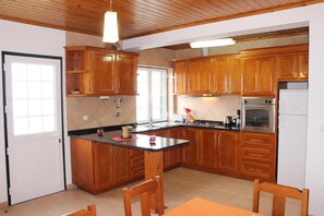 Fridge, coffee/tea maker, toaster