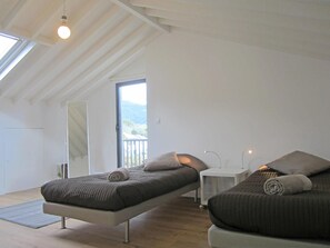 4 bedrooms, iron/ironing board, WiFi