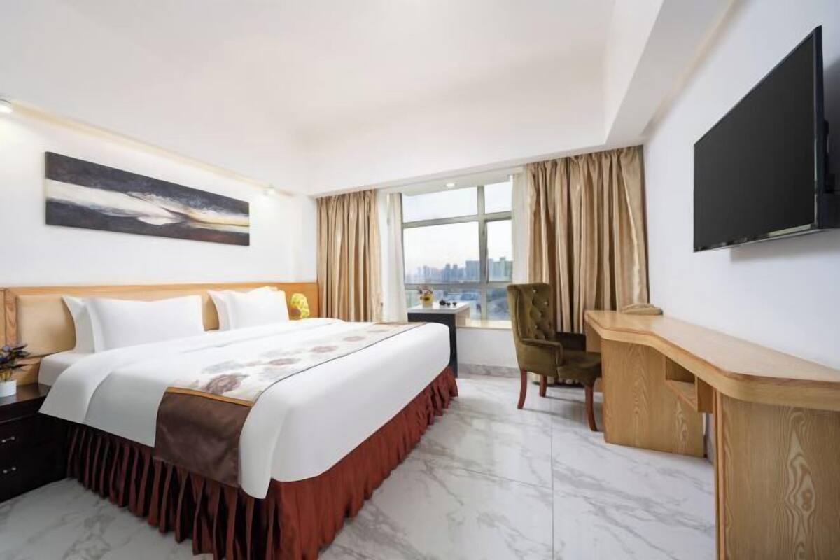 Minibar, desk, blackout curtains, free WiFi