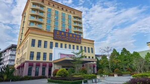 Un hotel de varios pisos con un letrero llamativo en el centro.