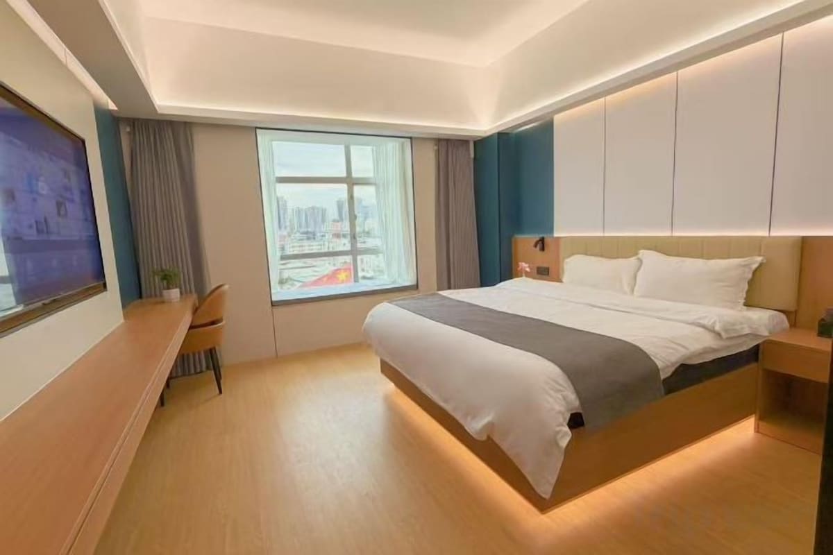 Minibar, escritorio, cortinas opacas y wifi gratis
