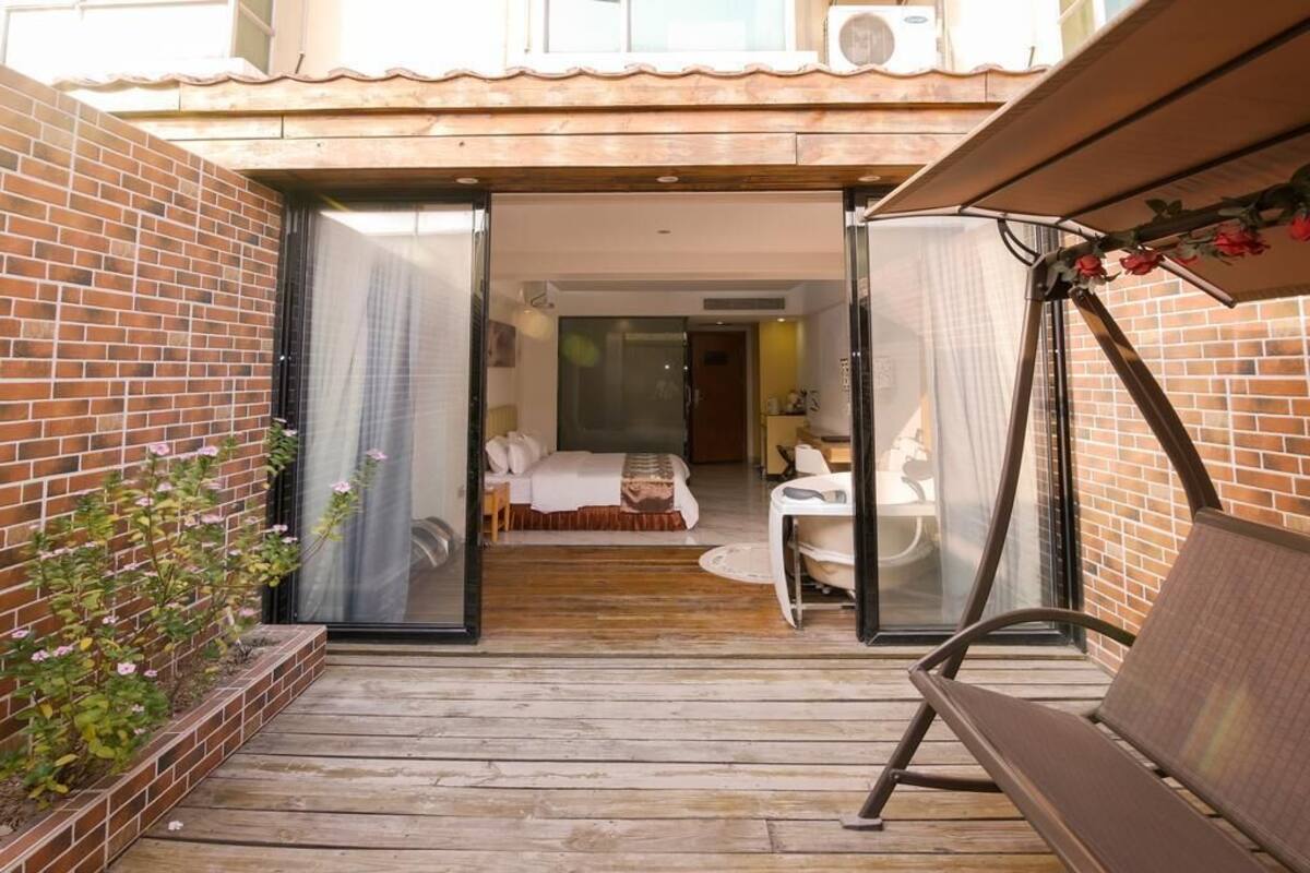 Design Room, Bathtub | Minibar, desk, blackout curtains, free WiFi