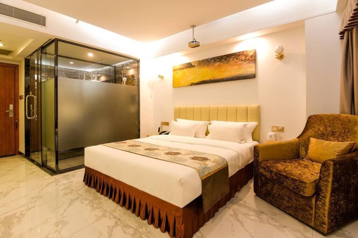 Business Double Room | Minibar, desk, blackout curtains, free WiFi
