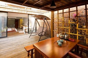Design-huone, kylpyamme | Minibaari, työpöytä, pimennysverhot, ilmainen Wi-Fi