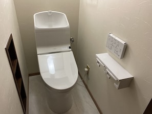Desk, laptop workspace, free WiFi, bed sheets - HH2 Private House (Toyama)