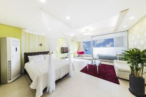 Romantic Studio (H - 1F / Green) | Individually decorated, individually furnished, desk, laptop workspace