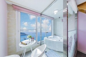 Romantische maisonnette (T - 2F / Pink) | Badkamer | Gratis toiletartikelen, een haardroger, handdoeken, zeep