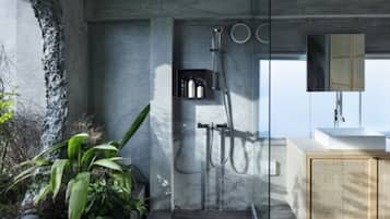 Kamer (301) | Badkamer | Designer toiletartikelen, een haardroger, pantoffels, handdoeken