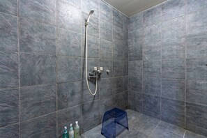 Executive suite | Badkamer | Gratis toiletartikelen, een haardroger, pantoffels, handdoeken