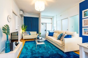 Cortinas blackout, tabla de planchar con plancha y wifi gratis 