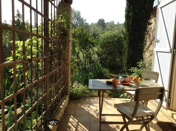 Outdoor dining - House "La Chesnaie" with private swimming pool (Rians)