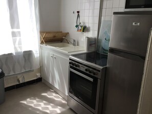 Réfrigérateur, micro-ondes, four, plaque de cuisson