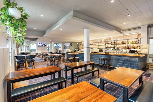 College Lawn Hotel - Hostel