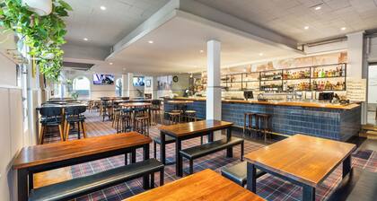 College Lawn Hotel - Hostel