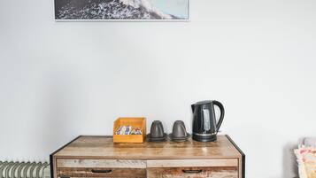 Standard Double Room, Shared Bathroom | Seterika/papan seterika, cadar katil