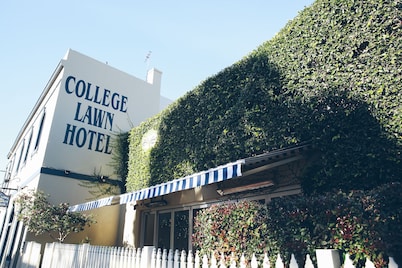 College Lawn Hotel - Hostel