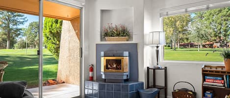 Télévision, cheminée, lecteur de DVD