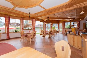 Colazione a buffet, servita tutte le mattine (11 EUR a persona) 