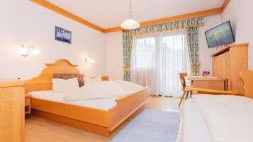 Triple Room | Desk, laptop workspace, free WiFi