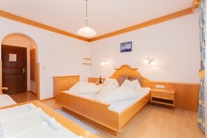 Dreibettzimmer | Schreibtisch, laptopgeeigneter Arbeitsplatz, kostenloses WLAN