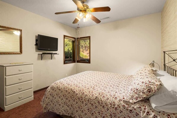 2 bedrooms, desk, iron/ironing board, free WiFi