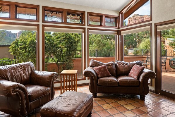 テレビ、暖炉、DVD プレーヤー