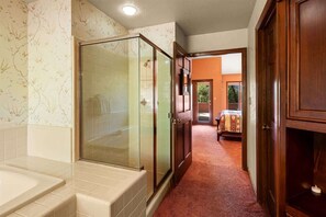 Baignoire, sèche-cheveux, serviettes fournies, shampoing