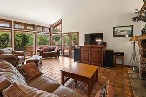 TV, fireplace, DVD player, offices