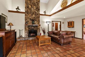 TV, fireplace, DVD player, offices - Home surrounded by lush landscape! Ponderosa - S06 (Sedona)