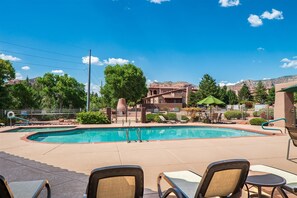 Una piscina climatizada, sillones reclinables de piscina