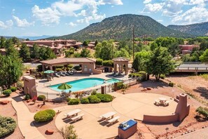 A resort with a swimming pool, lounge chairs, and a view of the mountains. - Charming Townhome Comm Pool & Hot Tub! Corte Banca (Sedona)
