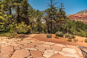 Property grounds - Secluded charmer in the middle of Uptown offers privacy and quiet with great (Sedona)