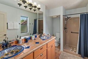 Bathtub, hair dryer, towels - Beautiful Home with Great Views with Private Hot Tub - Starlight Gaze - S049 (Sedona)