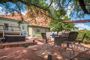 Outdoor dining - Beautiful Home with Great Views with Private Hot Tub - Starlight Gaze - S049 (Sedona)