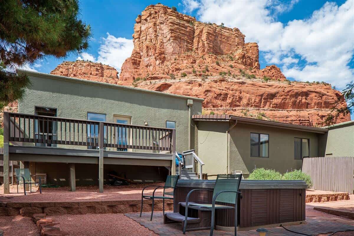 Ein Gebäude mit Balkon, Außenbereich und Whirlpool.