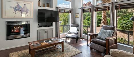 Una televisión, una chimenea, un reproductor de DVD