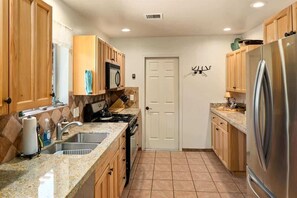 Fridge, microwave, oven, stovetop - Charming Home Surrounded by Forest! Little Spirit (Sedona)